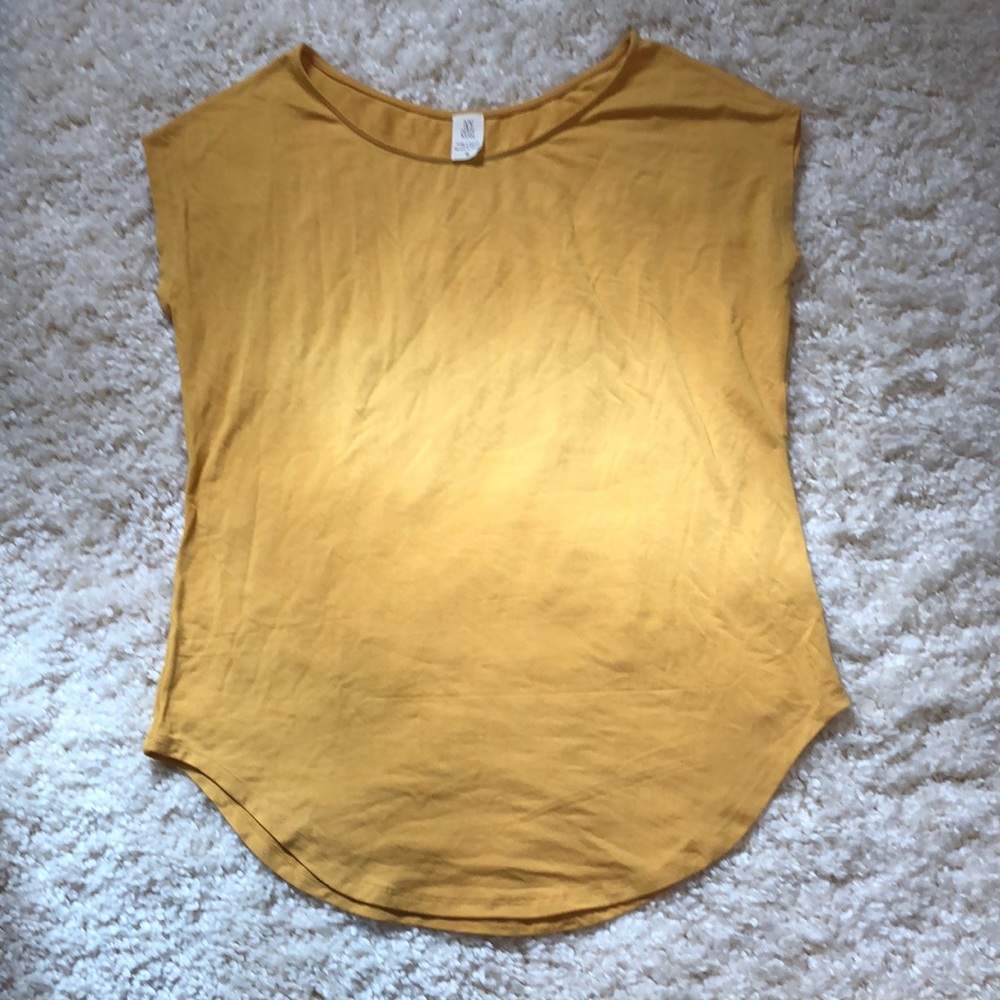 NWOT Ivy Rose long tee